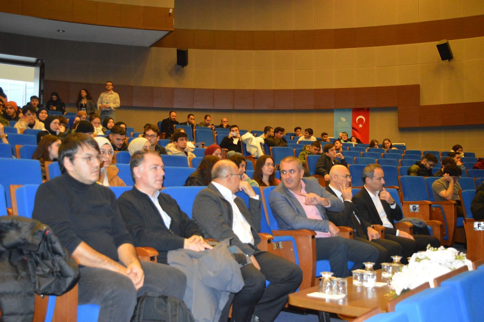 25 Kasım 2024 · Konferans salonundan